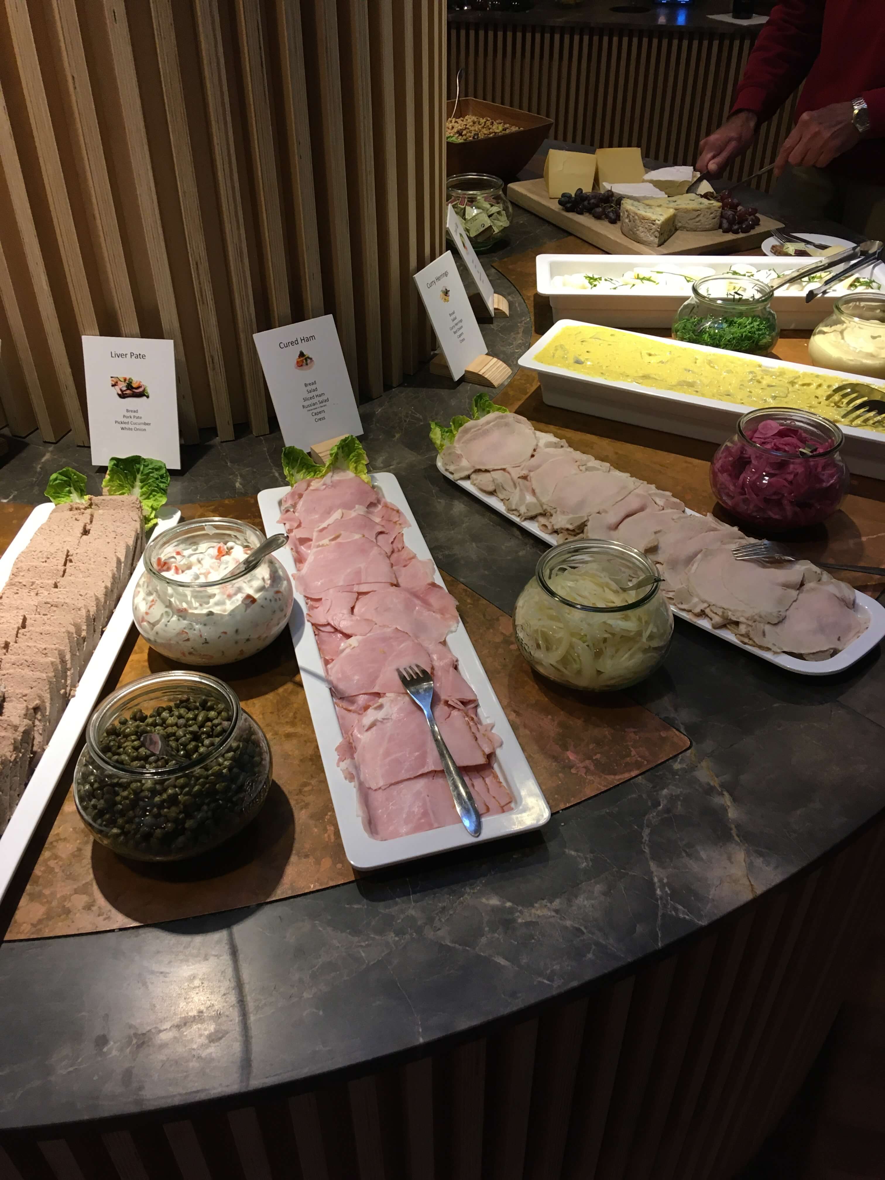 Salónek Carlsberg Aviator Lounge a jeho pěkný obědový výběr. Všechno studené, ale dobré. Jen to žluté kari bylo přepálené chuťově.