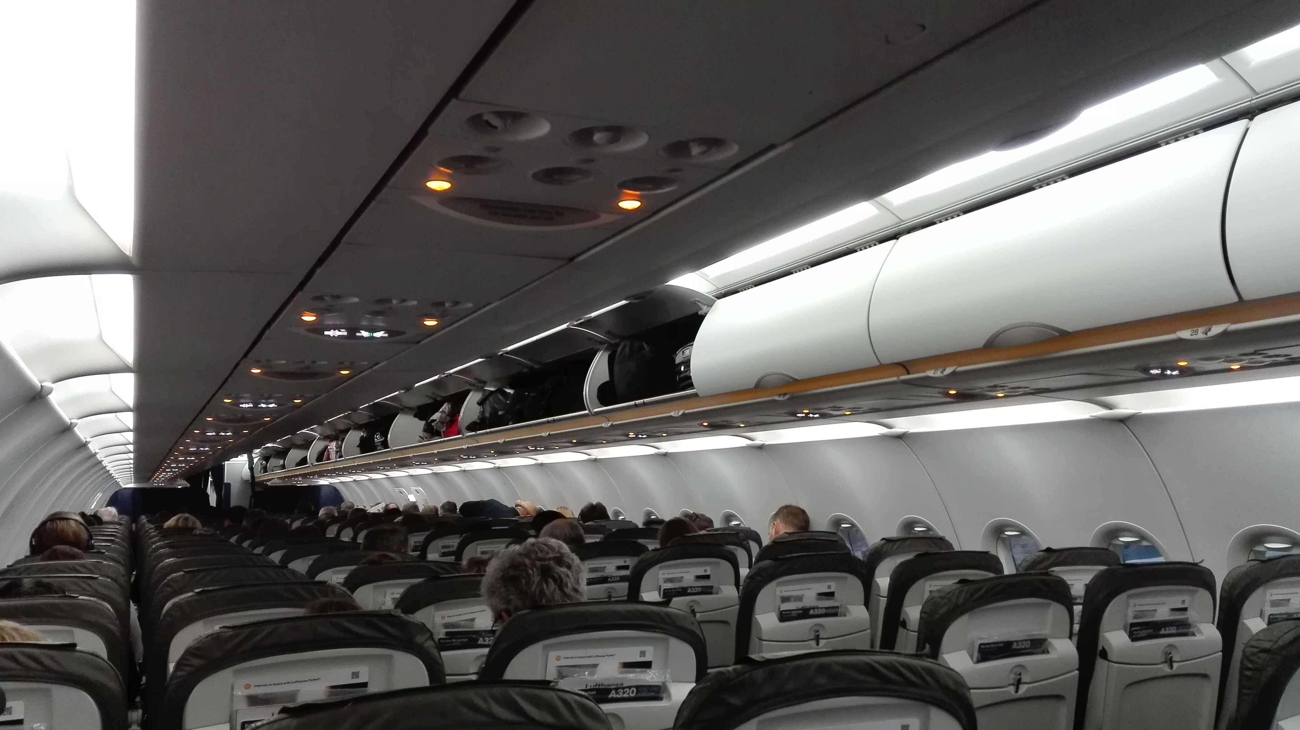 Interiér A320. Zujal mi podsvícený nebo jen barevný rantl pod biny, jakoby imitoval dřevo.