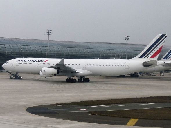 A340-300 Air France foceno již z paluby našeho B777-200ER