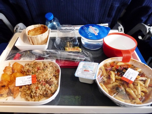 catering v závěru letu, není na co si stěžovat i prezentace je ucházející
