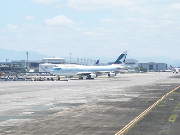 Letadla Cathay Pacific se v MNL potkavaji skoro kazde dve hodiny ( litaji take 777 a rano obcas A330 )