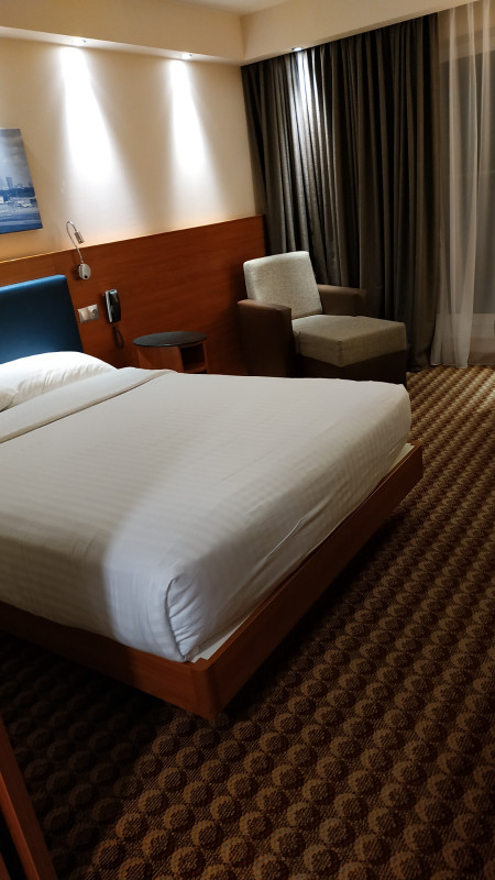 hotelovy pokoj v Hampton by Hilton na letisti ve WAW