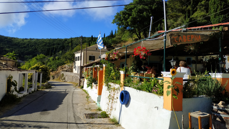 Cestou dole zastavka na piti a zmrzku v male taverne u cesty
