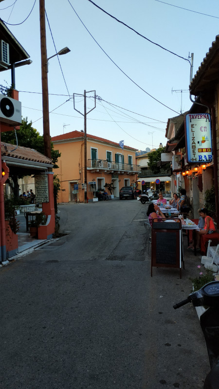 Prijemna restaurace ve vesnicce Doukades