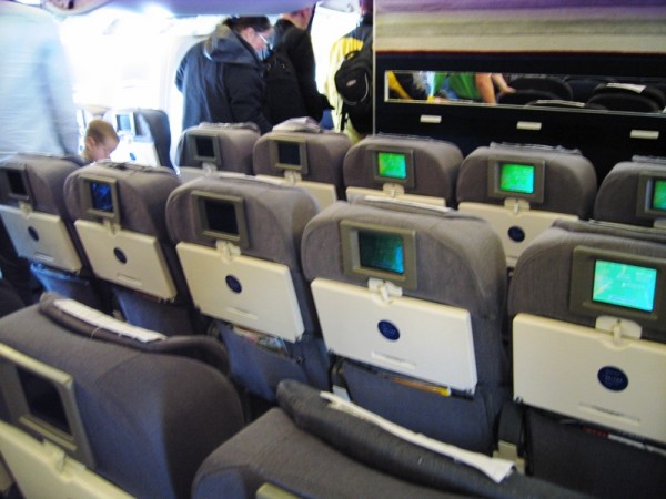 Economy Class v B772 UA