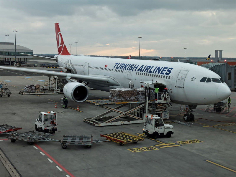 Takové palety by se do menšího nevešly. Také byl k vidění odlet A330-200 China Eastern od cargo terminálu.