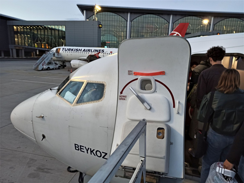 Boeing pojmenovaný Beykoz má 145 míst pro cestující. V Praze zastavil opět na největší stojánce č. 14.