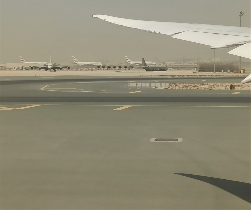 V dáli jsou odstavené tři A380 British Airways, vedle kterých jsme boardovali. Vpravo je asi stará A321 pro hasiče a nedokáže někdo prosím poznat, co je to 4 motorové letadlo vlevo?
