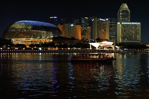 a o něco méně impresivní (a kulturně laděná část) skyline nočního Singapuru