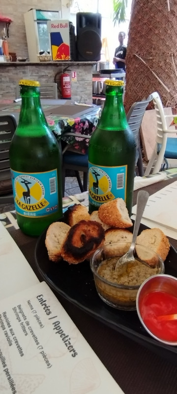 Gazela v restauraci Club de pêche v pristavu