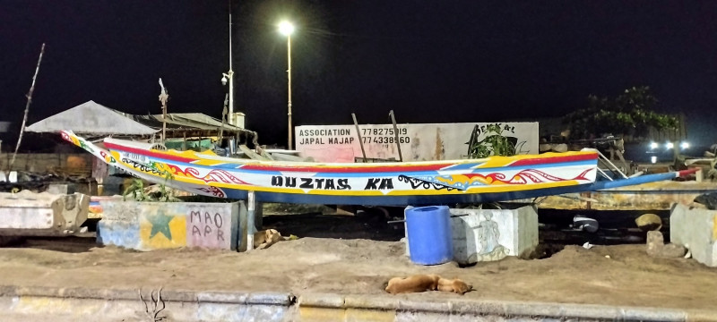 Takove lode vyuzivaji mistni rybari k chytani ryb na mori