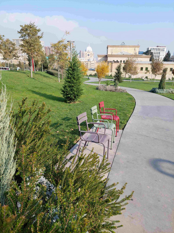Park uprostřed města, dole divadlo. Všechny parky byly hezké a udržované, jen všechny fontány už měly zimní odpočinek.