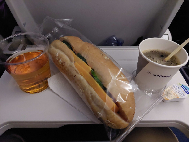 Pořádní nálož čedaru. Bageta byla dost dobrá a napadá mi, že asi dávají jen vegetariánské sendviče.