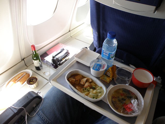 Část prvního jídla při letu CDG-MEX (zbytek je vlevo na přihrádce a posádka pak ještě nosí další bagetky, případně zákusky)