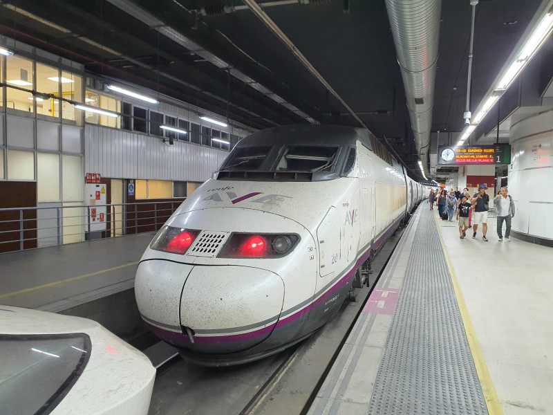 Renfe Class 100 ve stanici Barcelona Sants