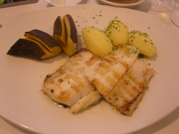 Black Espada grilovana na taliri spolu s tradicni Madeirskou prilohou pecenym bananem