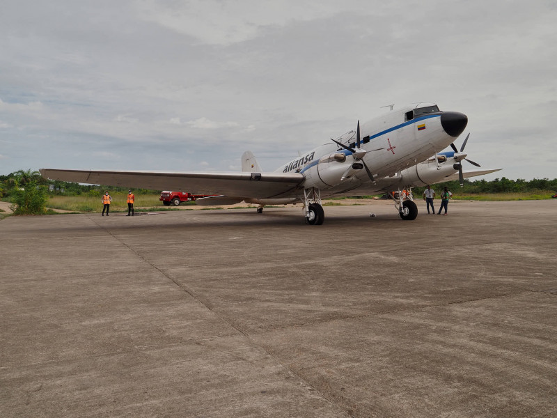 DC-3 Aliansa na letišti v Puerto Inírida