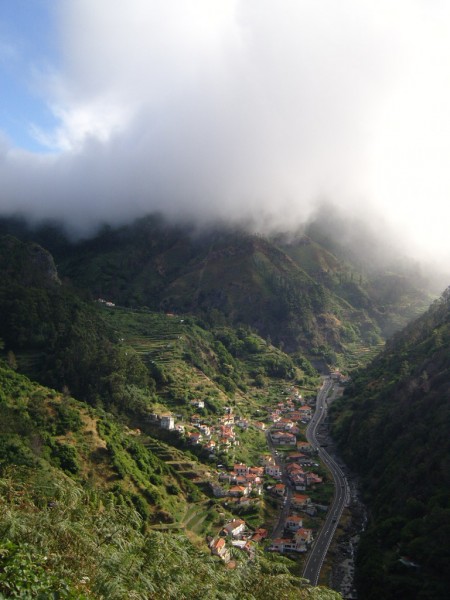 Rychlostni komunikace co vede udolim z Ribeira Brava do Sao Vicente