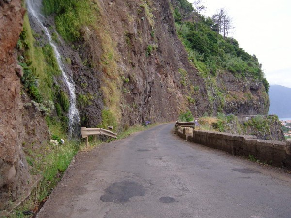 Jedna z mala jeste otevrenych puvodnich silnic na Madeire, na jedne strane velke kopce, na druhe sraz 400-500 m dolu.