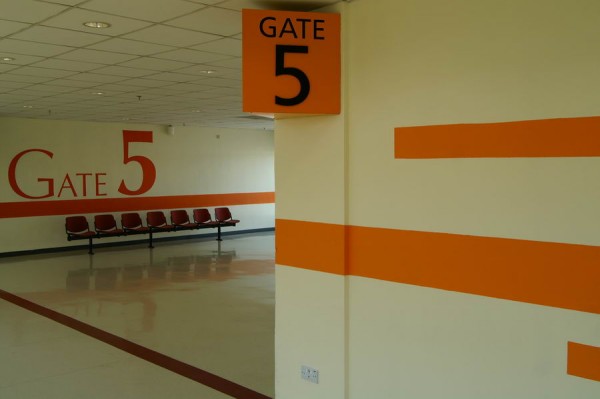 Strohé prostory low-cost terminálu v SIN... (Řekli jsme pět?) :-)