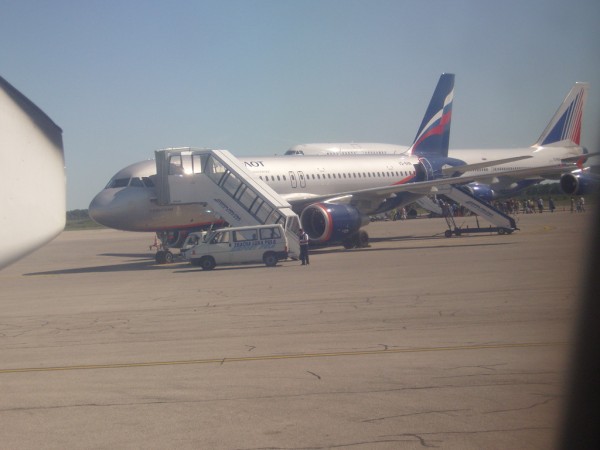 Aeroflot a B747 spolecnosti Transero behem cekani na nastup pax v Pule