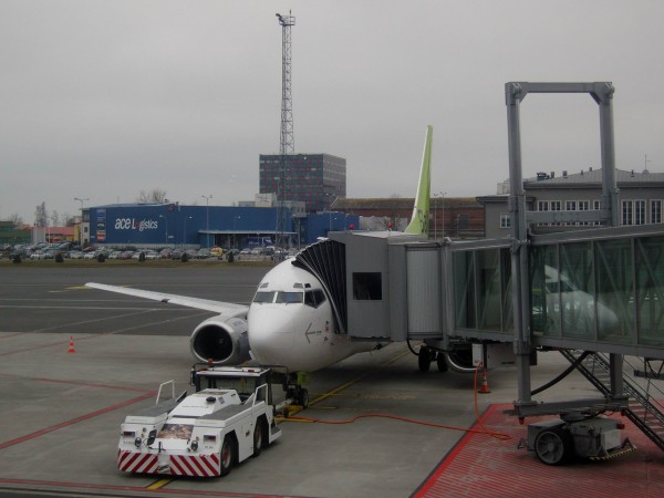 Nas Boeing 737-500 spolecnost Air Baltic u Gatu