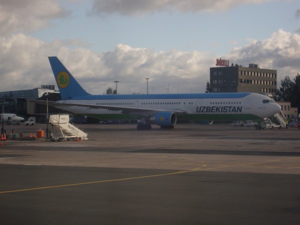 Uzbekistan 767 pred odletem do New Yorku. Trasovani tohoto letu je TAS-RIX-JFK.