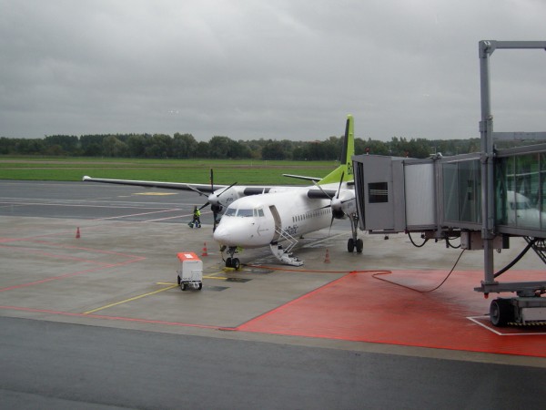Nas Fokker 50 na plose letiste TLL po priletu z RIX