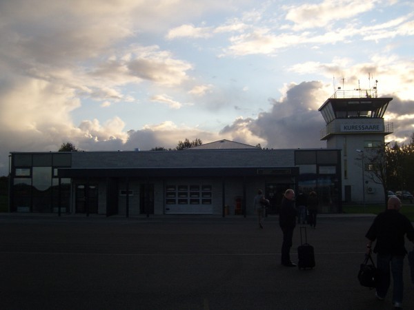 Terminal letiste  Kuressaare - foceno z plochy. Na teto fotce jsou videt odlety, prilety, vez, baggage hall.