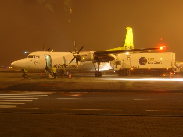 Fokker 50 po letu z TLL na plose v RIX