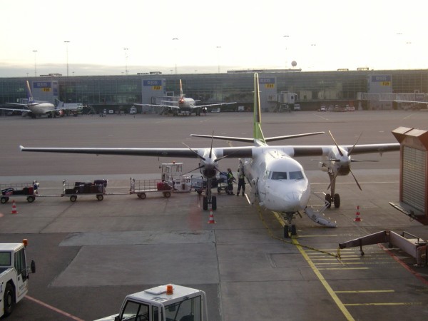 Pohled na nas Fokker 50 z Terminalu