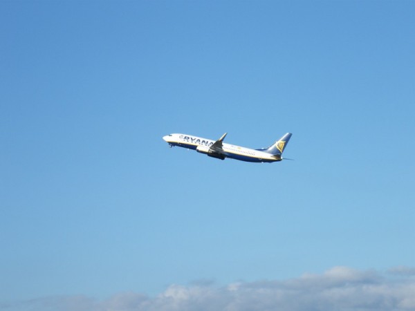 Odlétající Ryanair v Gironě.