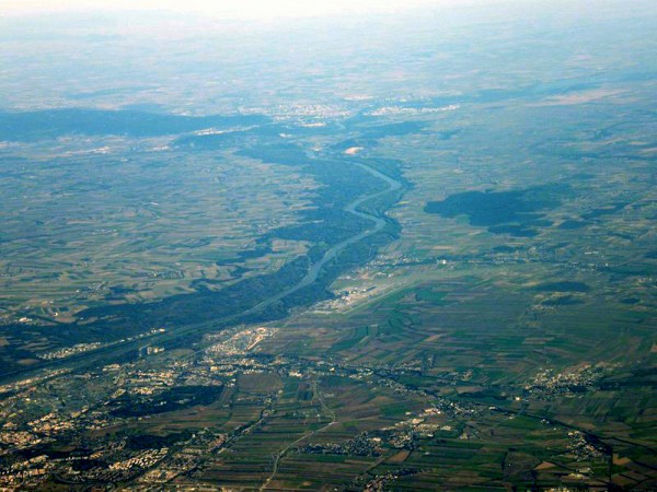 Východ Vídně, uprostřed je vídeňské letiště Schwechat, nalevo od něj teče Dunaj a uplně vzadu je Bratislava.