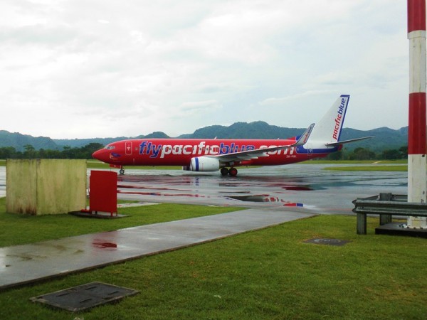 Spojení se světem proto pomáhá zajišťovat např. Air Calin nebo Air Pacific Blue ze stáje Virgin