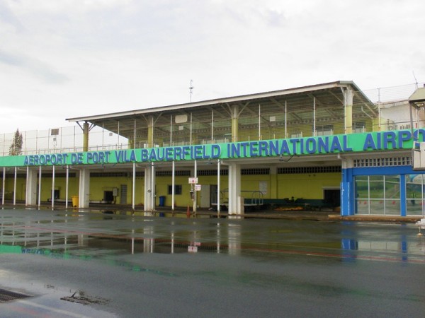 Jediné místo s A/C je předražený (jako naprosto všechny služby a produkty na Vanuatu) Duty Free Shop. Zbytek letiště je velice mizerně provětráván otvory u stropu. Cestující tedy nastupují do letadel provlhlí a zpocení jako nedovařené žáby...