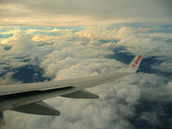 Jak tak cesta ubíhala, přečetl jsem si v časopisu Air Vanuatu dojemný příběh, jak posádka Air Vanuatu slavila narozeniny jednoho velice starého australského penzisty, který je desetiletí vozil z letiště do hotelu a zpět. Prostě jiné zvyky a poměry - v Bislama Kastom:-)