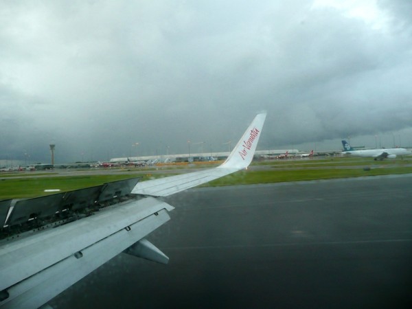 A brzdění nás přivedlo opět do reality. Pokud by si Air Vanuatu otevřelo pobočku nebo lety do pro mne bližších destinací, rychle bych byl jejich fanouškem a Frequent Flyerem! Nezbývá, nežli konstatovat Bravo a Díky za skvělý let a naprosto nadstandardní péči a hlavně atmosféru na palubě!
