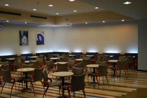 Druhá část salonku Crystal Lounge v terminálu 1