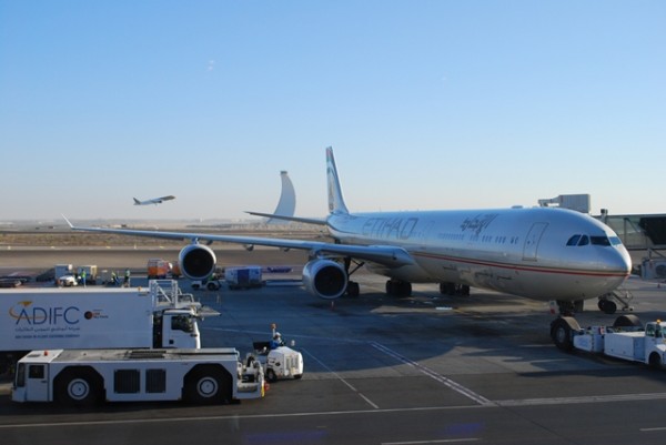 krásná A340 s elegantní věží v pozadí