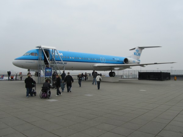 Fokker 100 na vyhlídkové terase v AMS