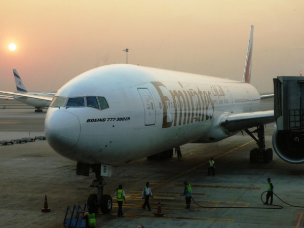 A je tady.....B777-300ER A6-EBI... jede se dal.