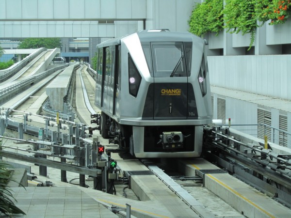 Skytrain mezi terminály Singapore Changi (SIN)