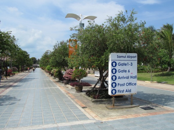 Promenáda s obchody na cestě k naší Gate 6
