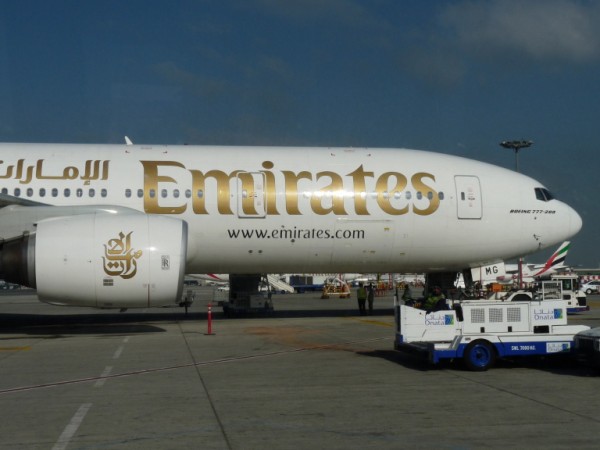 Soused B777-200ER stale jeste z autobusu.