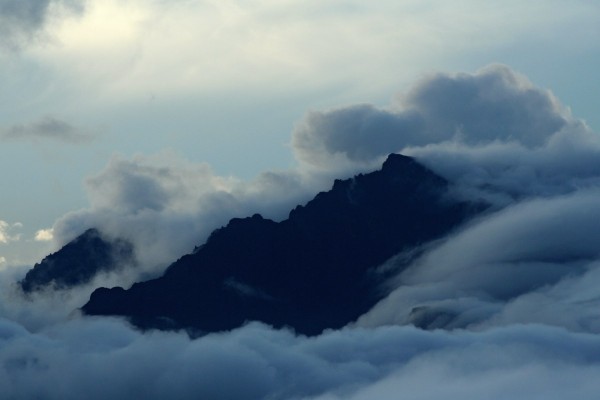 Piton des Neiges (3067m) v oblacích.