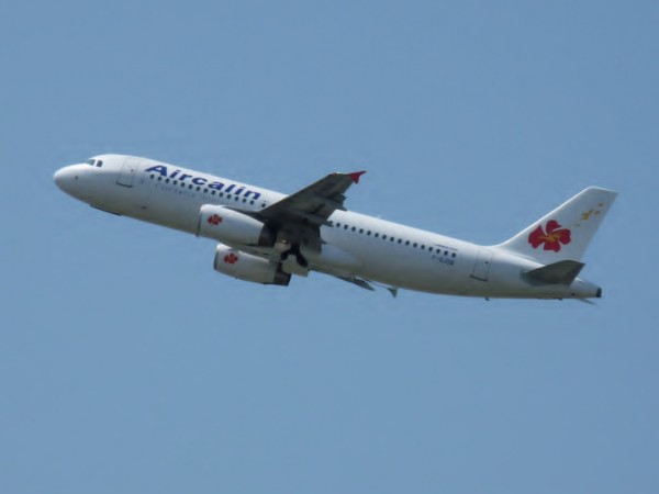 A320-200 Jeden z prvnich chycenych odletu. A kde jsou jejich krasny A330?