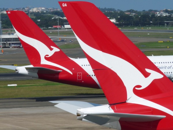 A380-800 QA a QC jsou pripravovany na odlet. QB je naproti u maintainance.