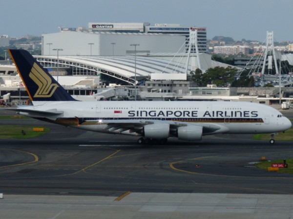 A380-800 SIA prave roluje na draze 34R - tyhle jsou na mem shortlistu aerolinii, ktere bych jednou rad zkusil spolecne jeste s Etihad Airways a Asiana Airlines.