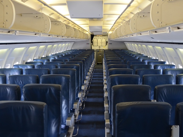 Kabina ekonomické třídy Delta 738-800 (verze bez IFE)