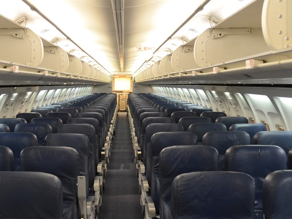 Kabina ekonomické třídy Delta 757-200 (verze bez IFE)